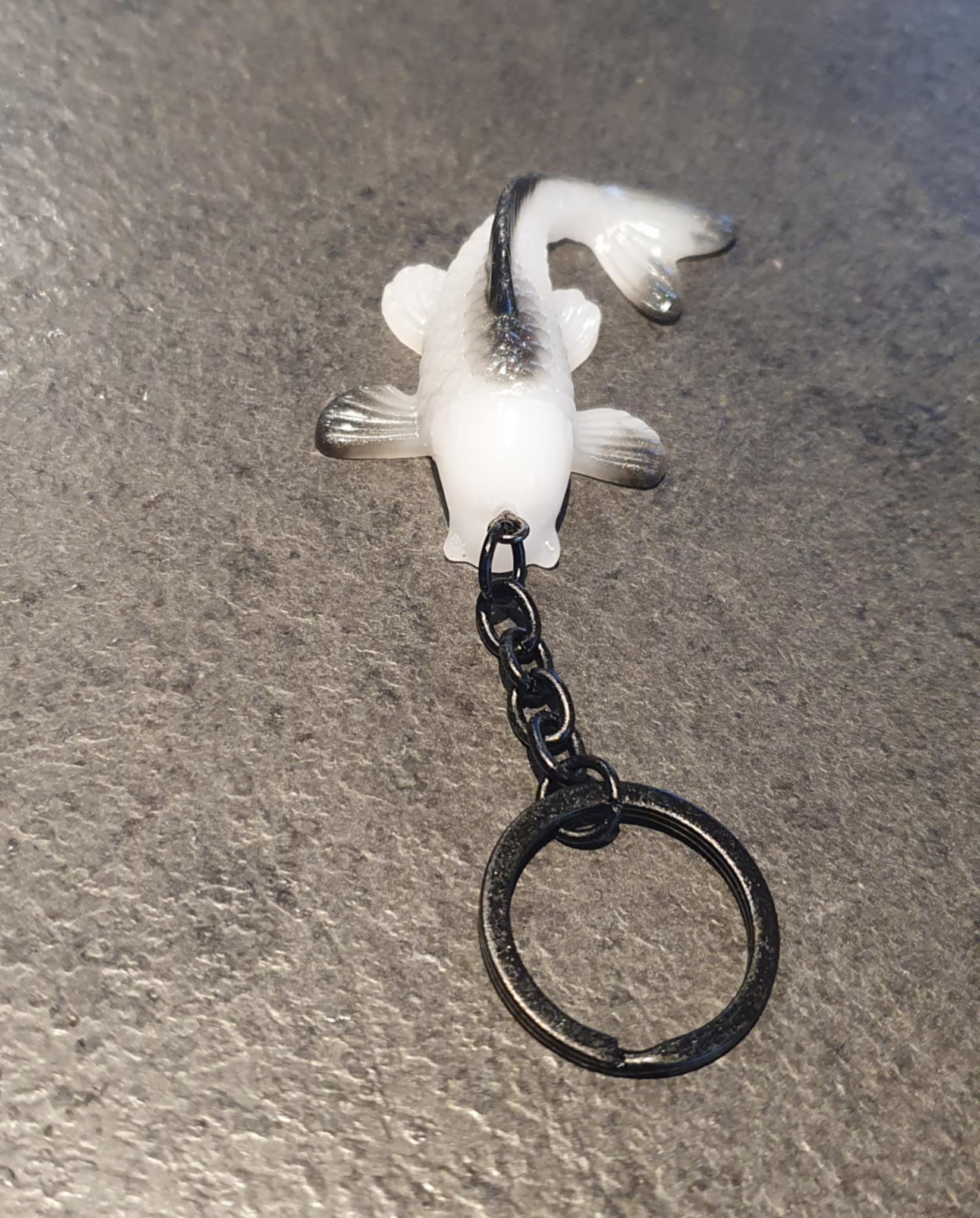 Porte-clés Carpe Koï blanche et noire unique