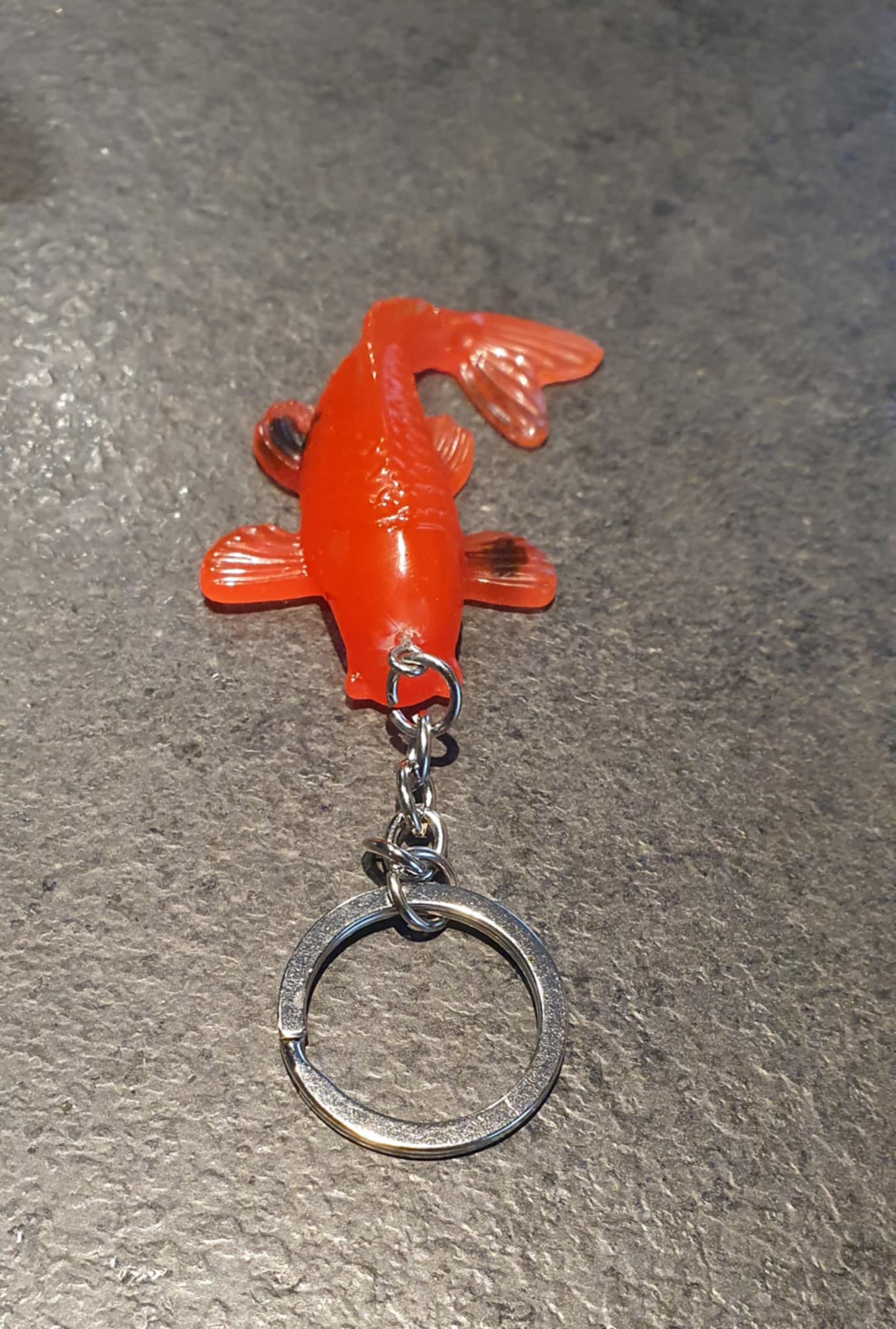 Porte-clés Carpe Koï rouge et noire