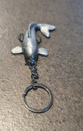Porte-clé Carpe Koï effet gris métallique