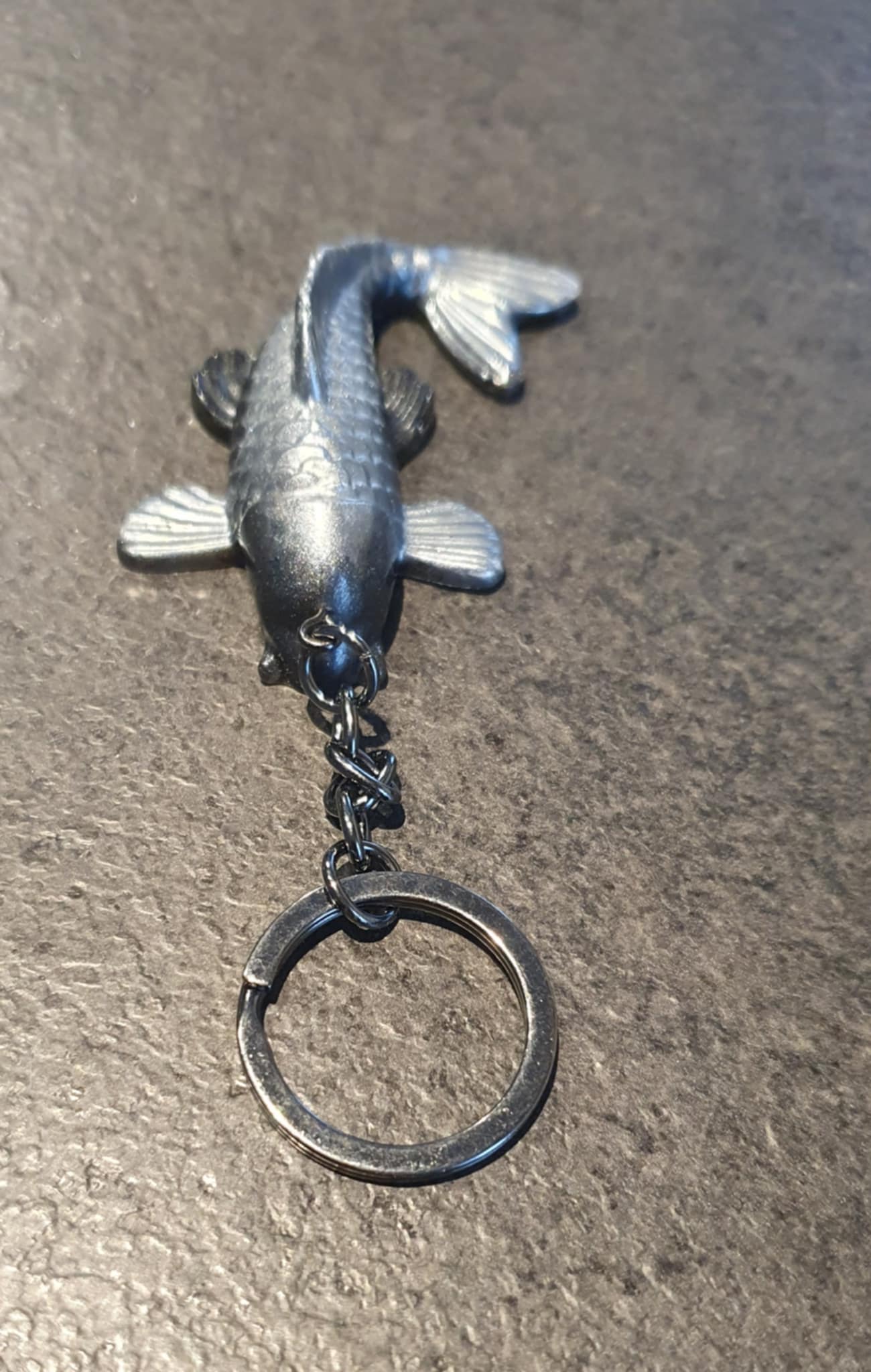 Porte-clé Carpe Koï effet gris métallique