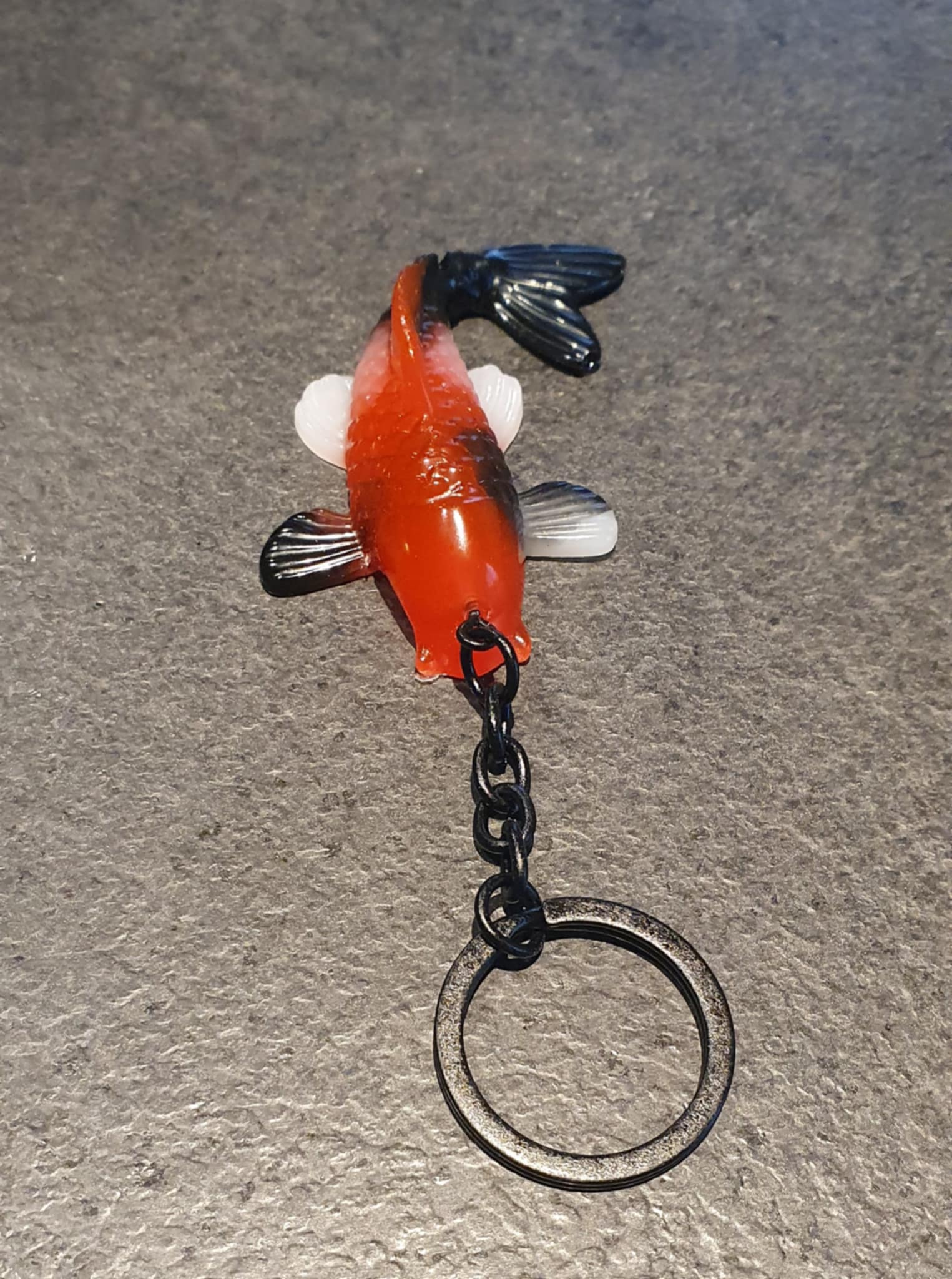 Porte-clé carpe koi rouge blanc et noir