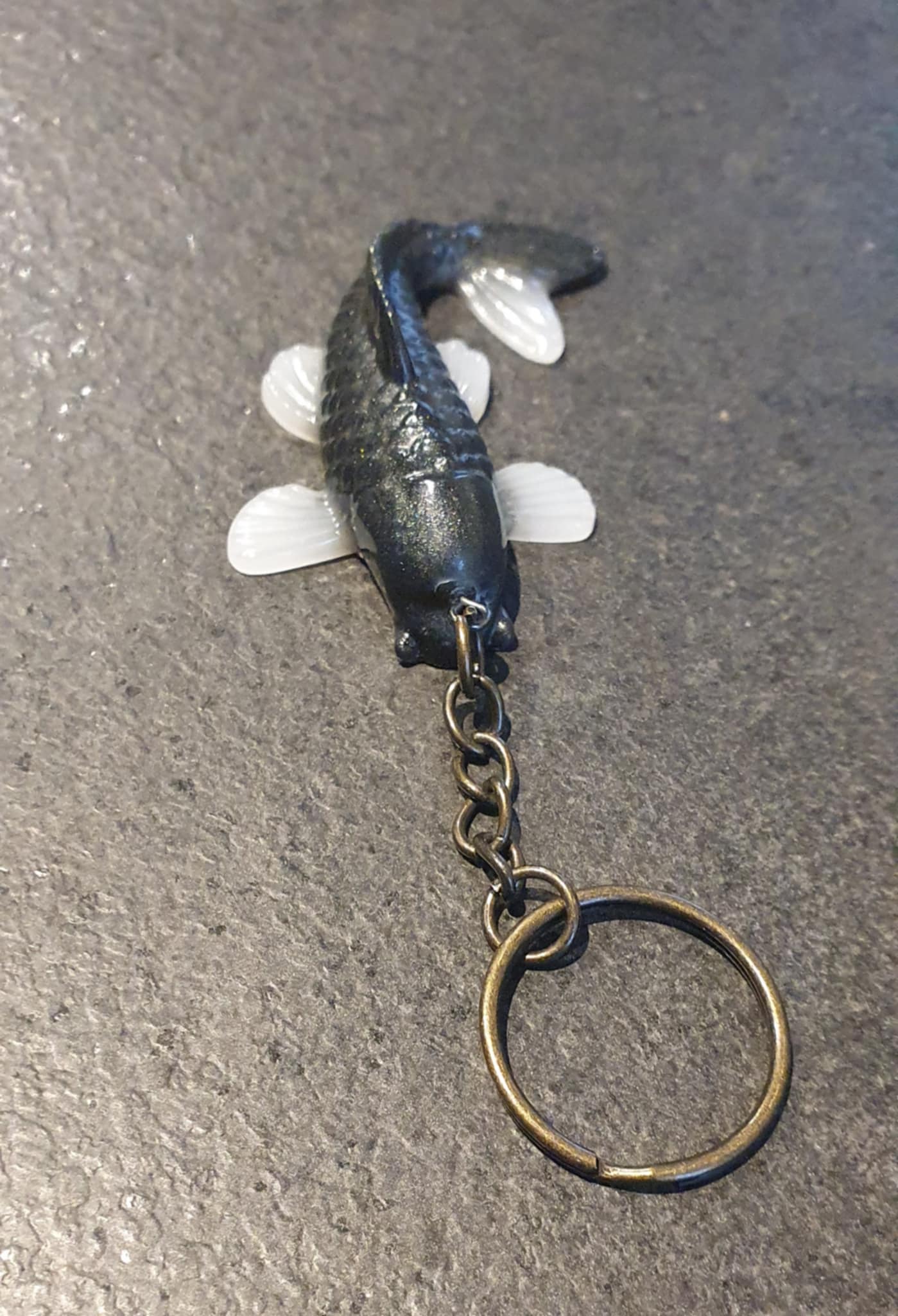 Porte-clé Carpe Koï noir et blanc tacheté