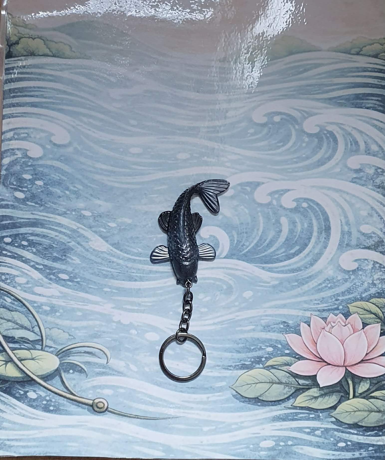 Porte-clé Carpe Koï effet gris métalique
