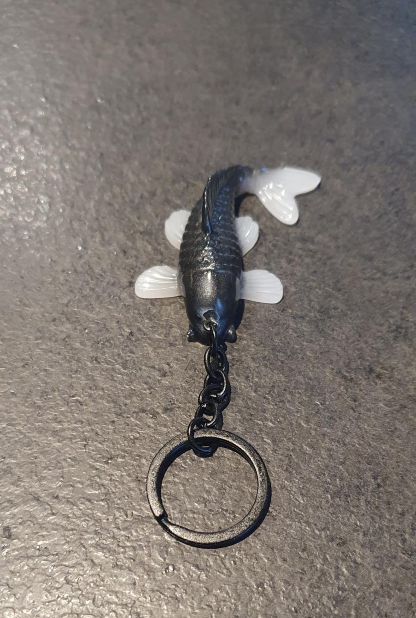 Porte-clés Carpe Koï noire et blanche