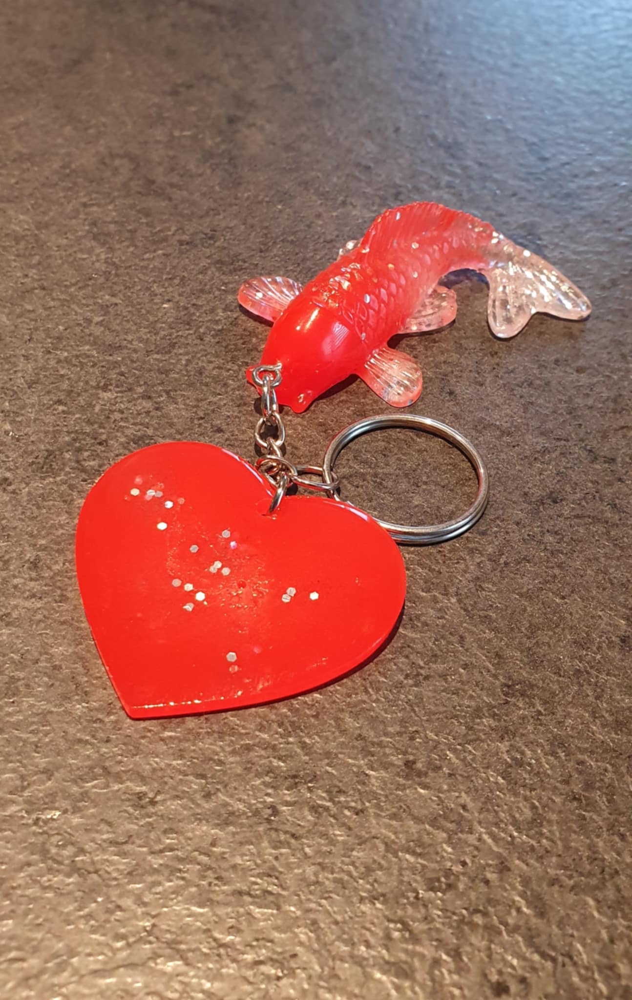 Porte-clés Carpe Koï Rouge avec son cœur Unique