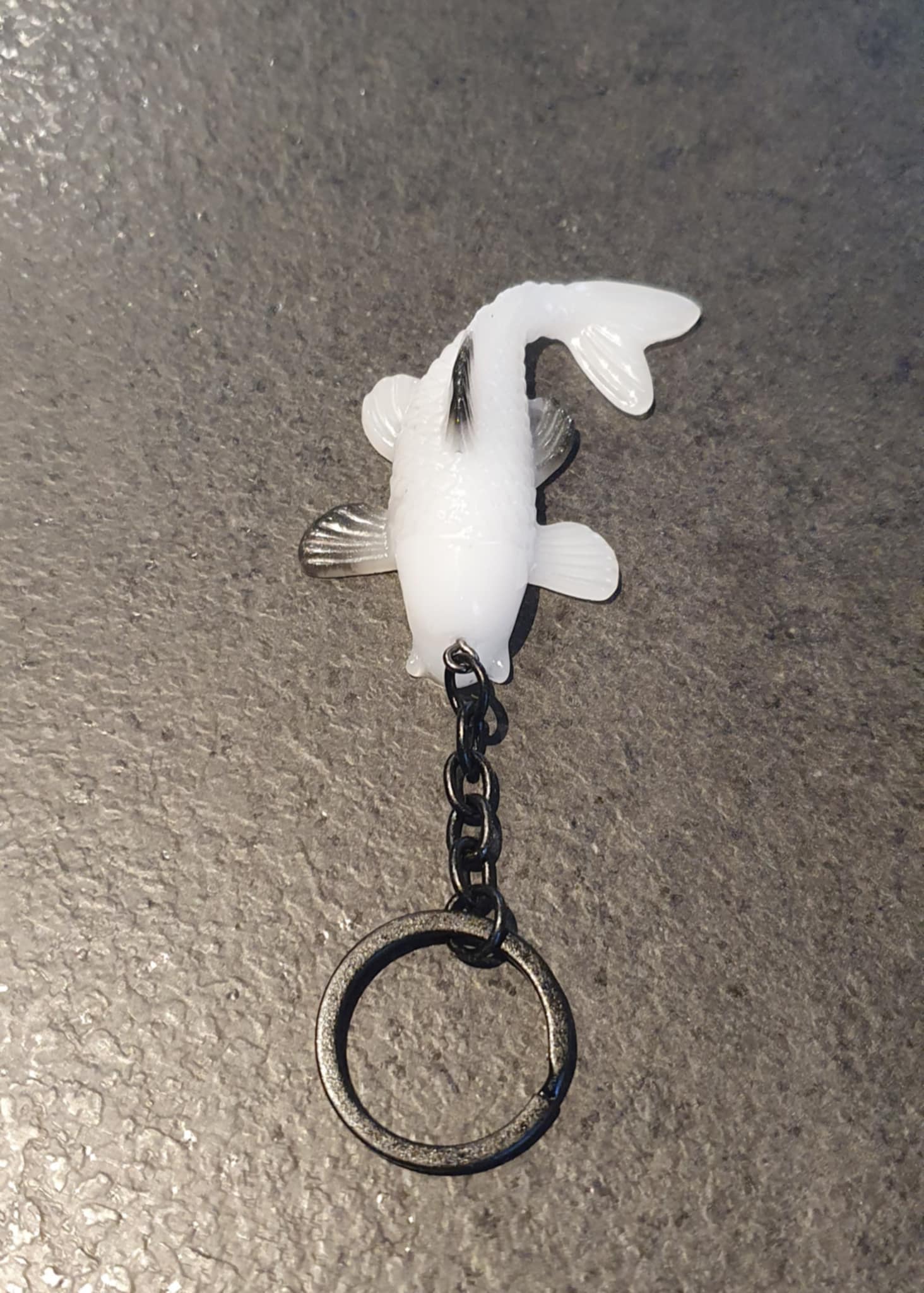 Porte-clés Carpe Koï banche et noire