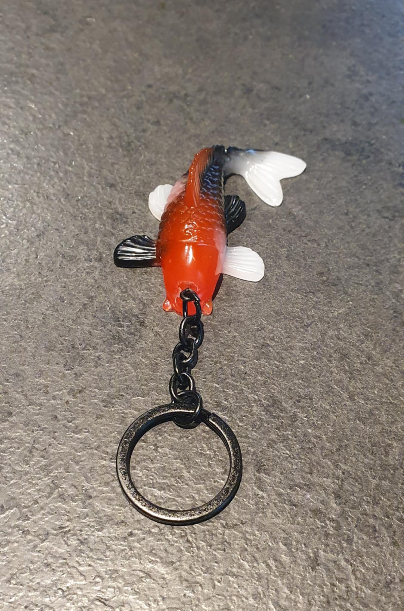 Porte-clé carpe koi rouge noire et blanche