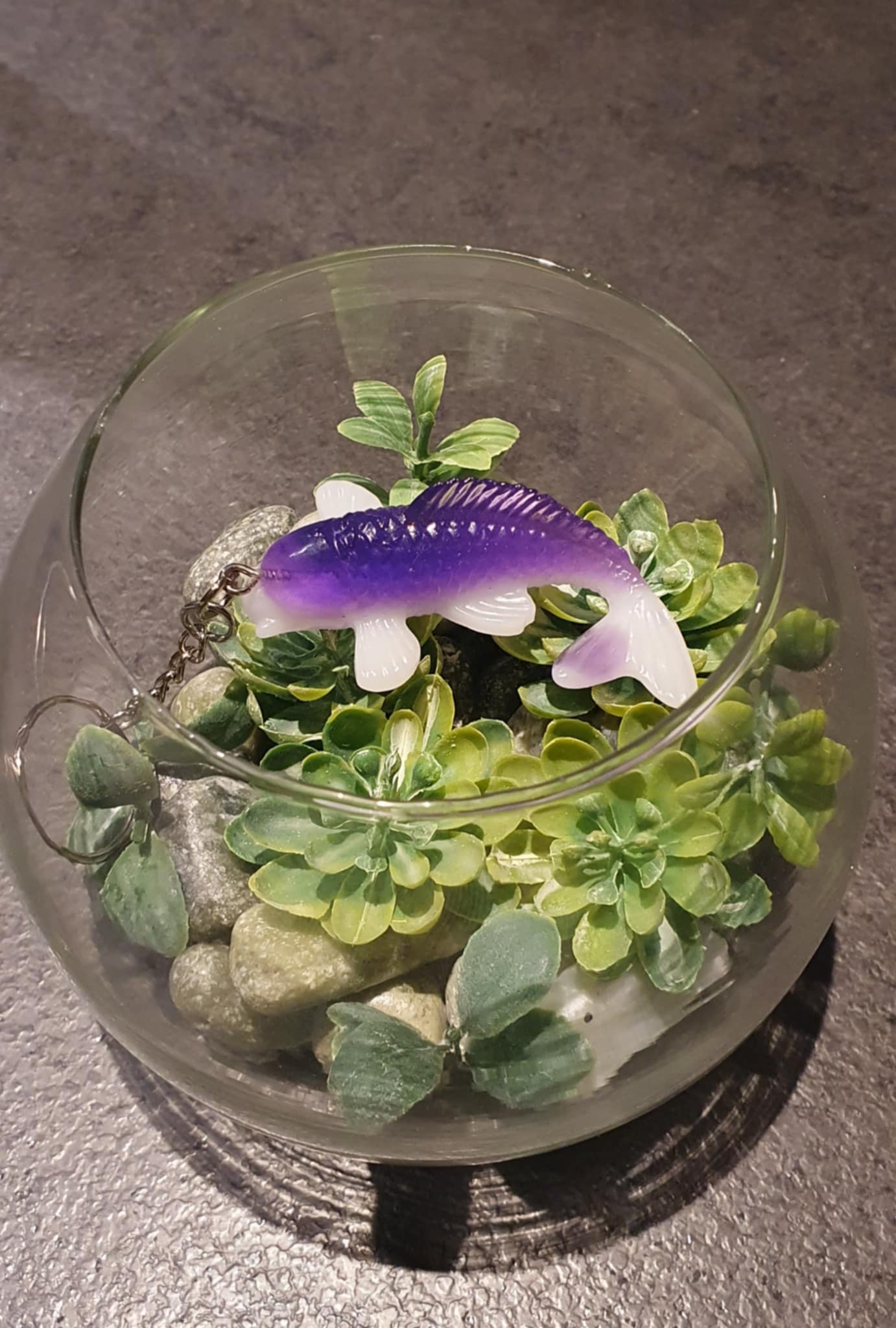 Porte-clés Carpe Koï Unique Blanc et Violet